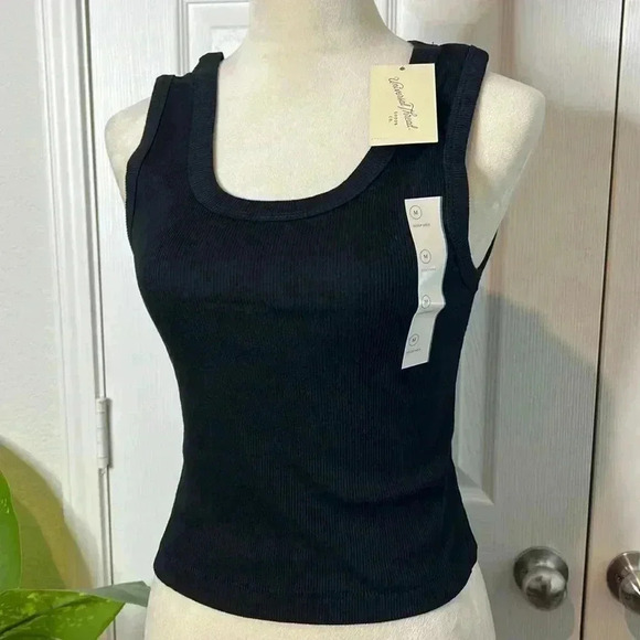Universal Threads Women’s Shrunken tank top Size 
Size M & XL - Picture 4 of 9